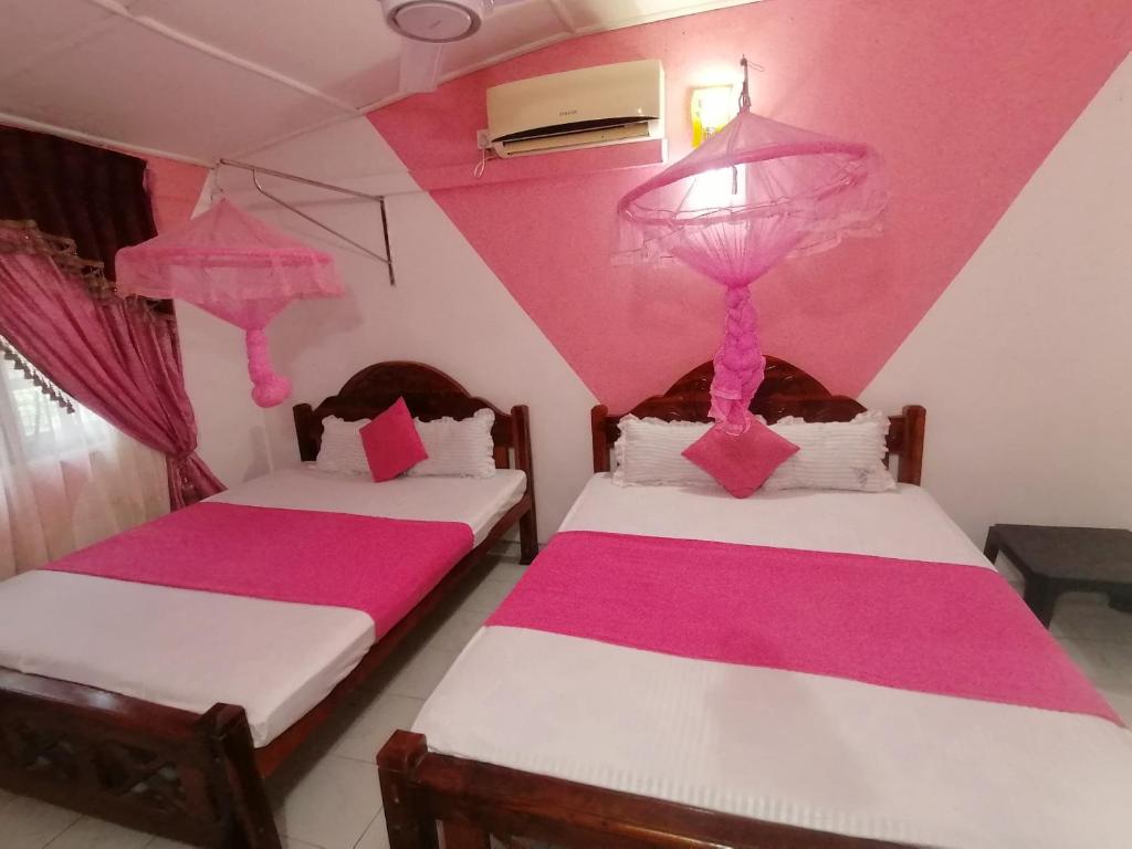 Postel nebo postele na pokoji v ubytování Dilshan Tourist Home
