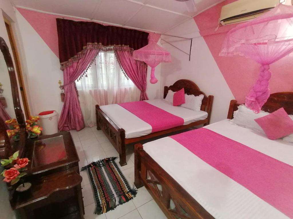 Postel nebo postele na pokoji v ubytování Dilshan Tourist Home