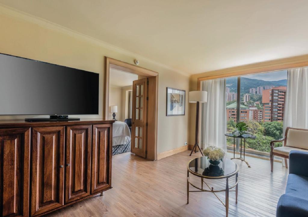 TV a/nebo společenská místnost v ubytování InterContinental Medellin - Movich by IHG