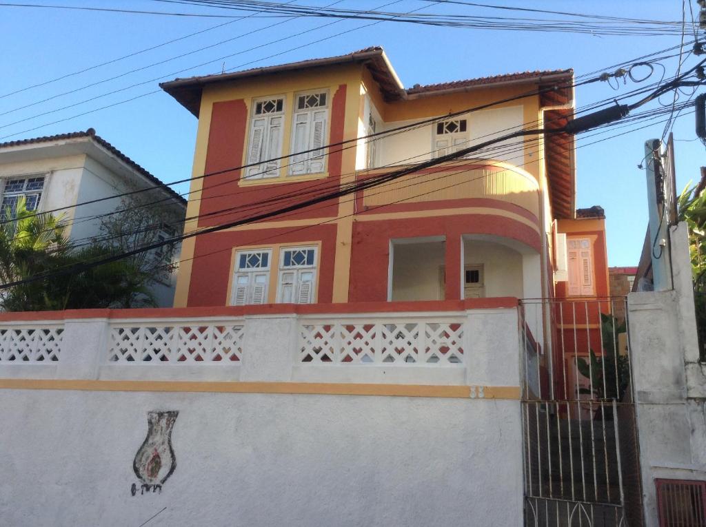 Casa de color amarillo y naranja con balcón en Red Arara, en Salvador