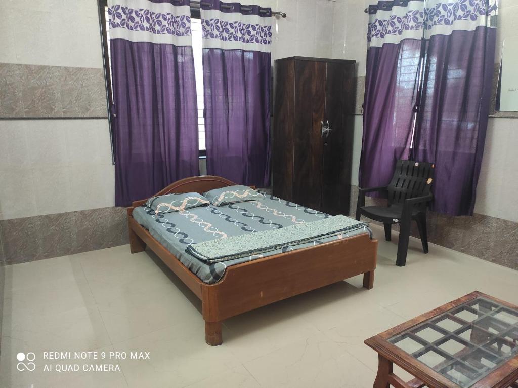 Postel nebo postele na pokoji v ubytování Swanand Home Stay