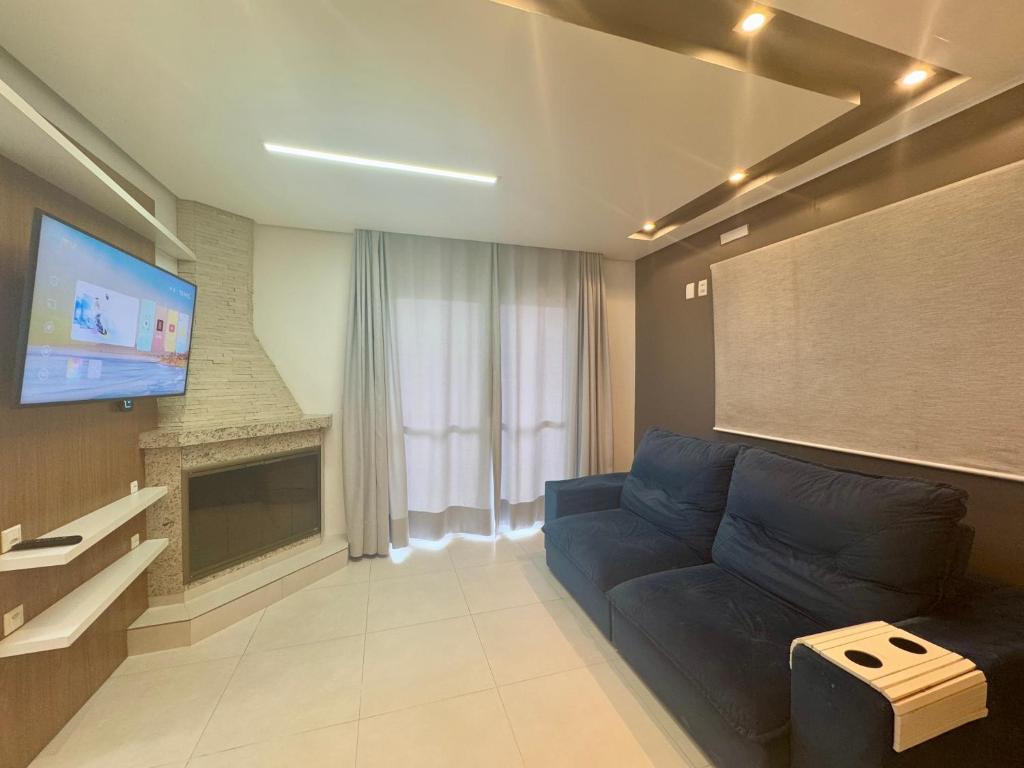 Μια τηλεόραση ή/και κέντρο ψυχαγωγίας στο AP 2 Quartos no Centro do Passo de Torres