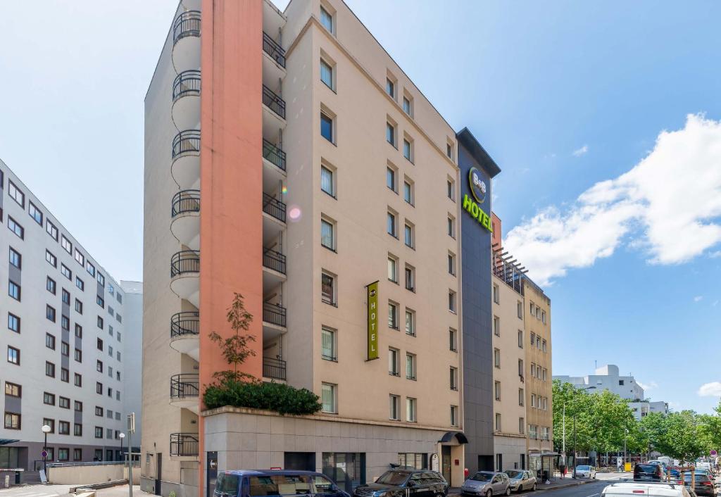 カリュイール・エ・キュイールにあるB&B HOTEL Lyon Caluire Cité Internationaleの側面に看板がある建物
