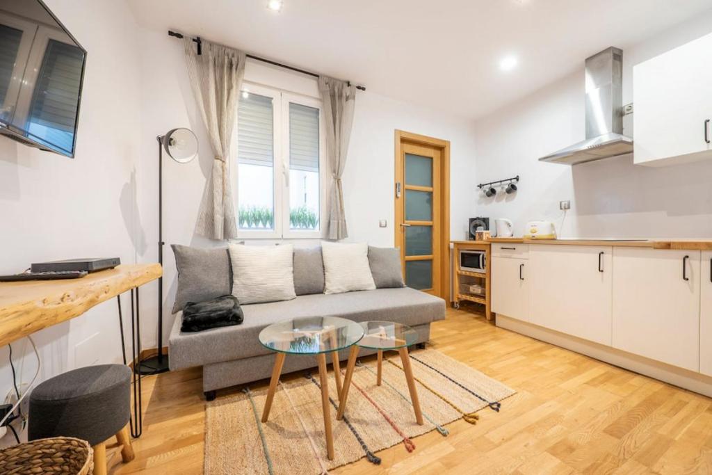 A kitchen or kitchenette at Acogedor apartamento - 1D 1B - Sol