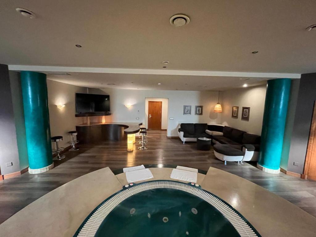TV a/nebo společenská místnost v ubytování Hotel Alkalat