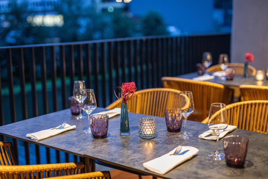 Nápoje v ubytování NYX Hotel Hamburg by Leonardo Hotels