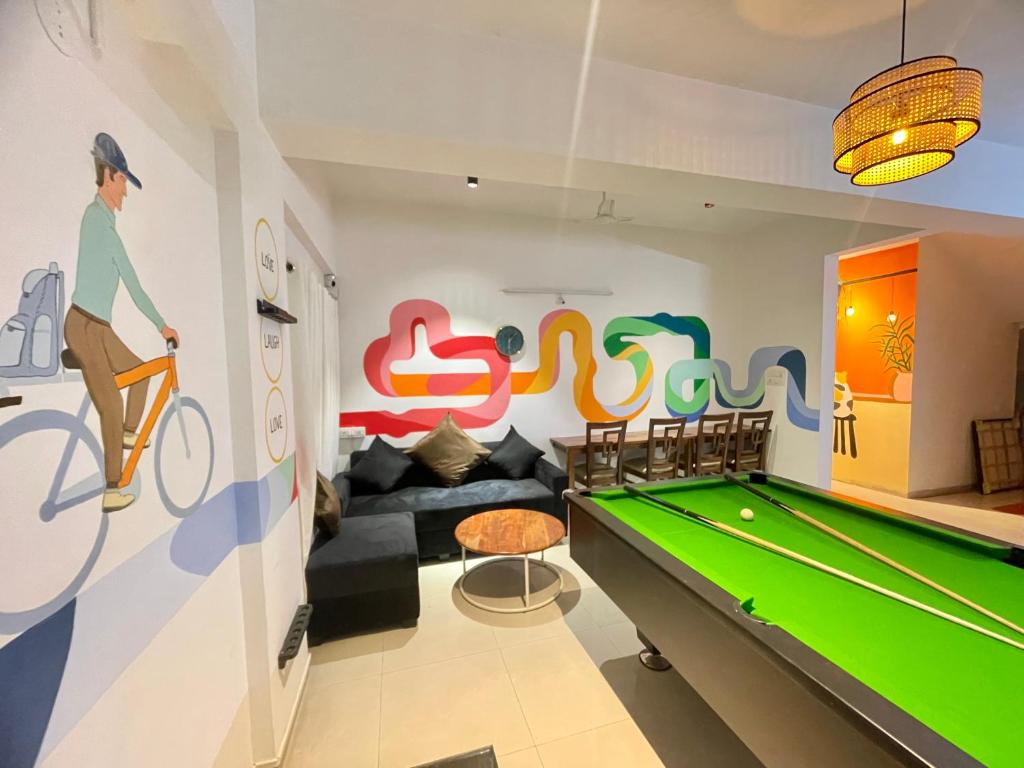 HOSHTEL99 - LUX - Stay, Cowork and Cafe - Luxurious Bungalowにあるビリヤード台