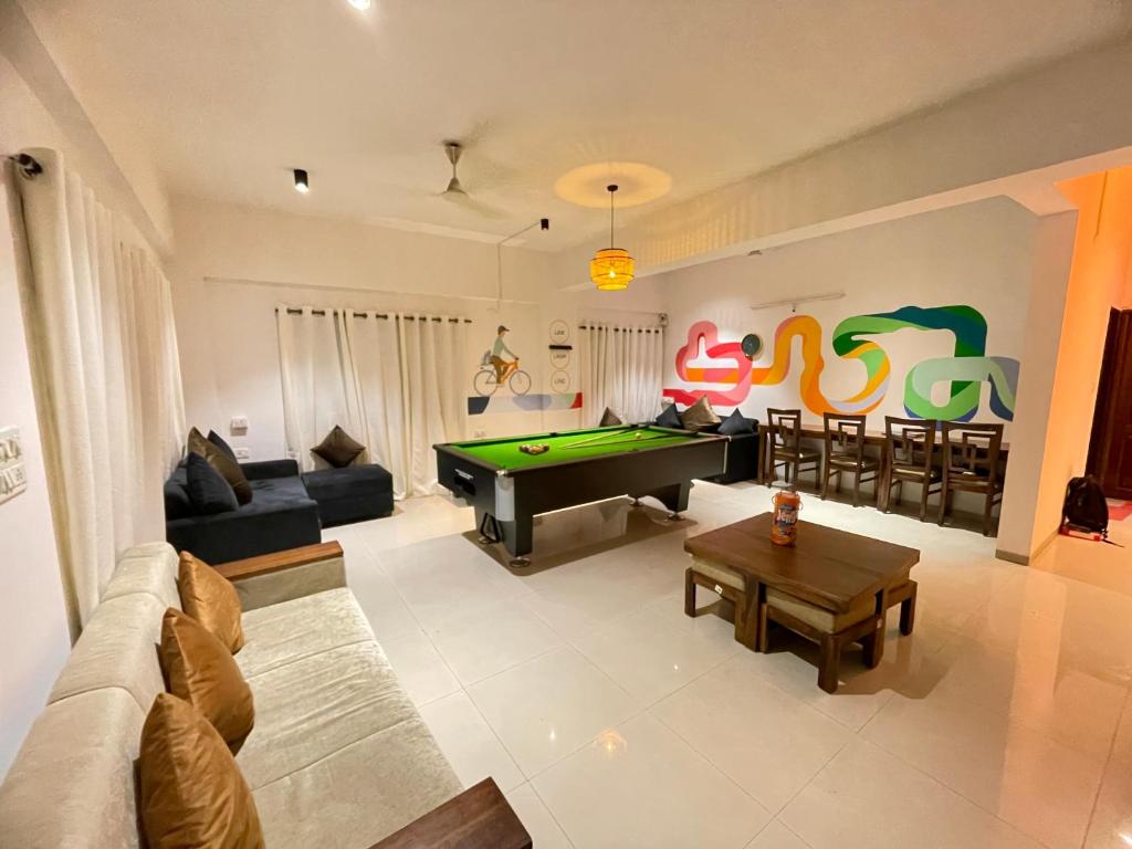HOSHTEL99 - LUX - Stay, Cowork and Cafe - Luxurious Bungalowにあるシーティングエリア