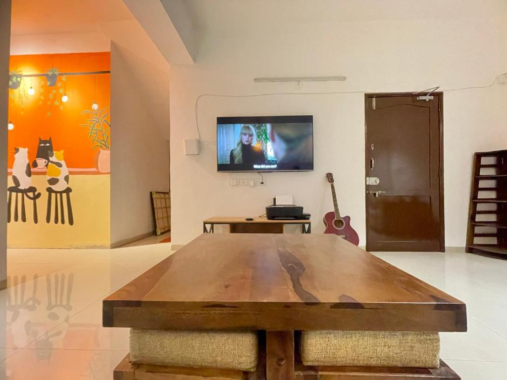 HOSHTEL99 - LUX - Stay, Cowork and Cafe - Luxurious Bungalowにあるテレビまたはエンターテインメントセンター