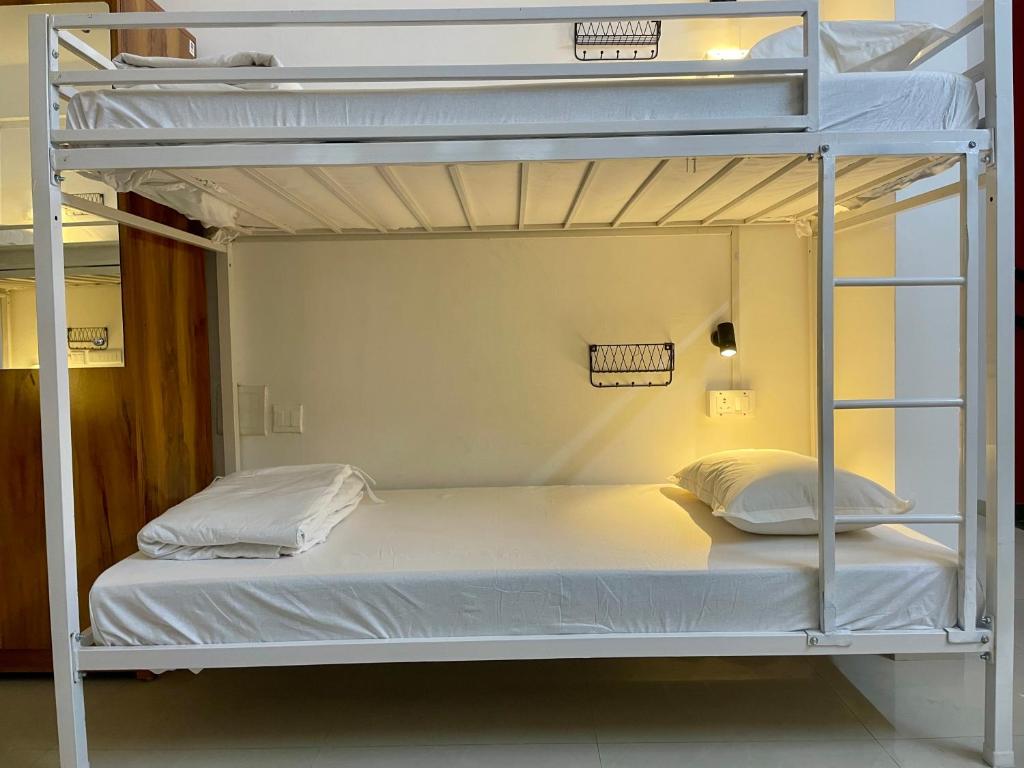 HOSHTEL99 - LUX - Stay, Cowork and Cafe - Luxurious Bungalowにあるベッド