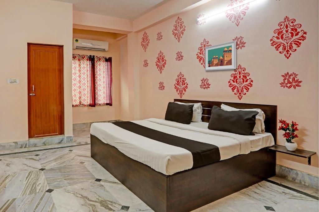 Postel nebo postele na pokoji v ubytování Hotel O Aarshi Palace