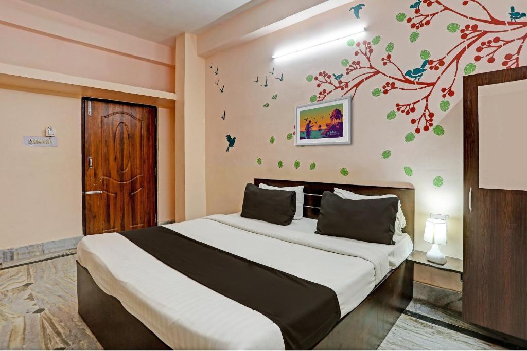 Postel nebo postele na pokoji v ubytování Hotel O Aarshi Palace