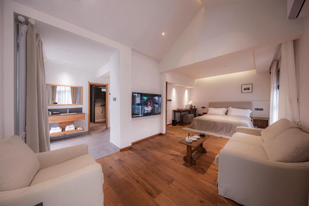 TV a/nebo společenská místnost v ubytování Fairy Mountain Books B&B