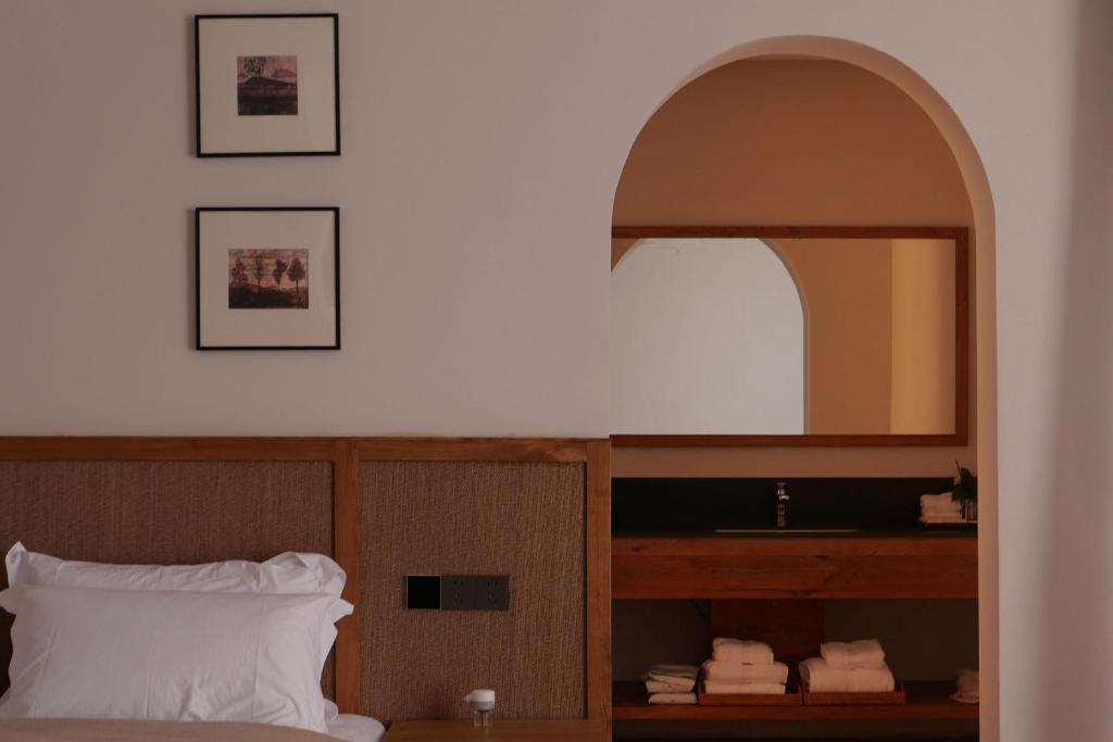 Postel nebo postele na pokoji v ubytování Fairy Mountain Books B&B