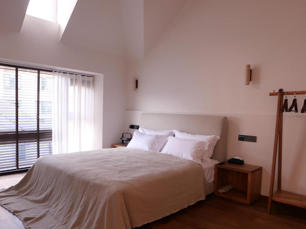Postel nebo postele na pokoji v ubytování Fairy Mountain Books B&B