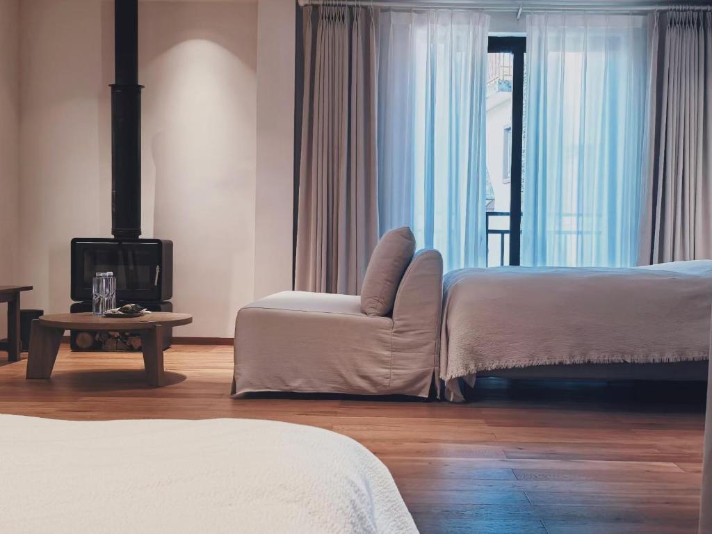 TV a/nebo společenská místnost v ubytování Fairy Mountain Books B&B