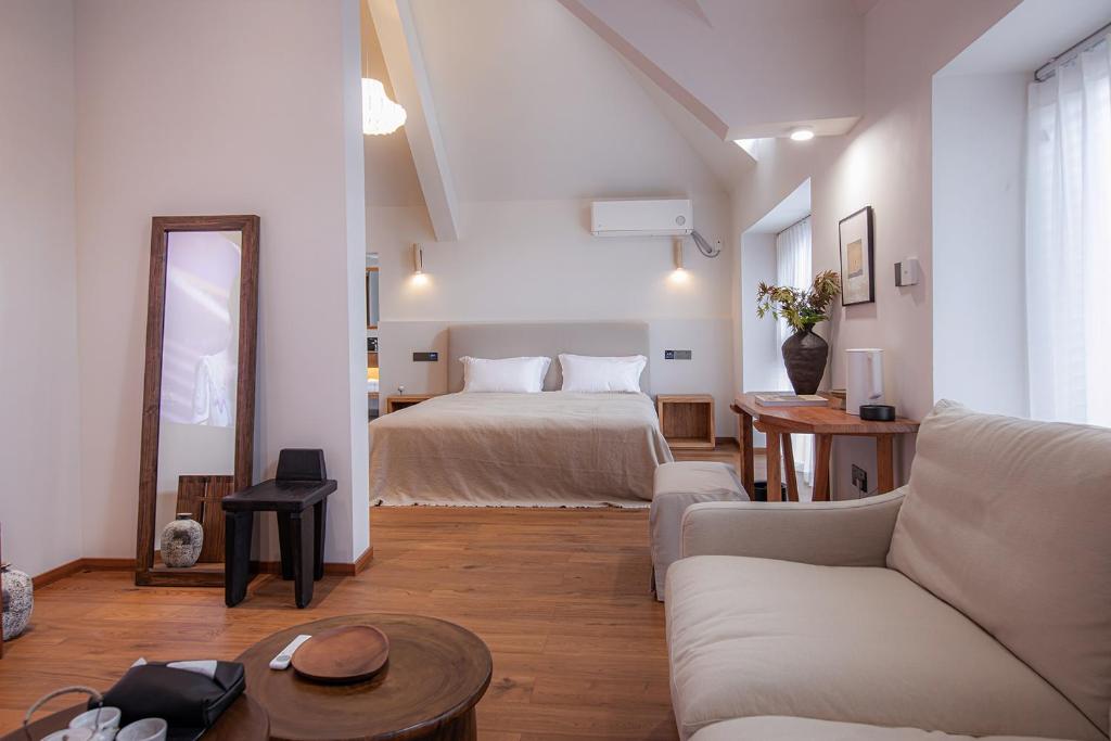 Postel nebo postele na pokoji v ubytování Fairy Mountain Books B&B