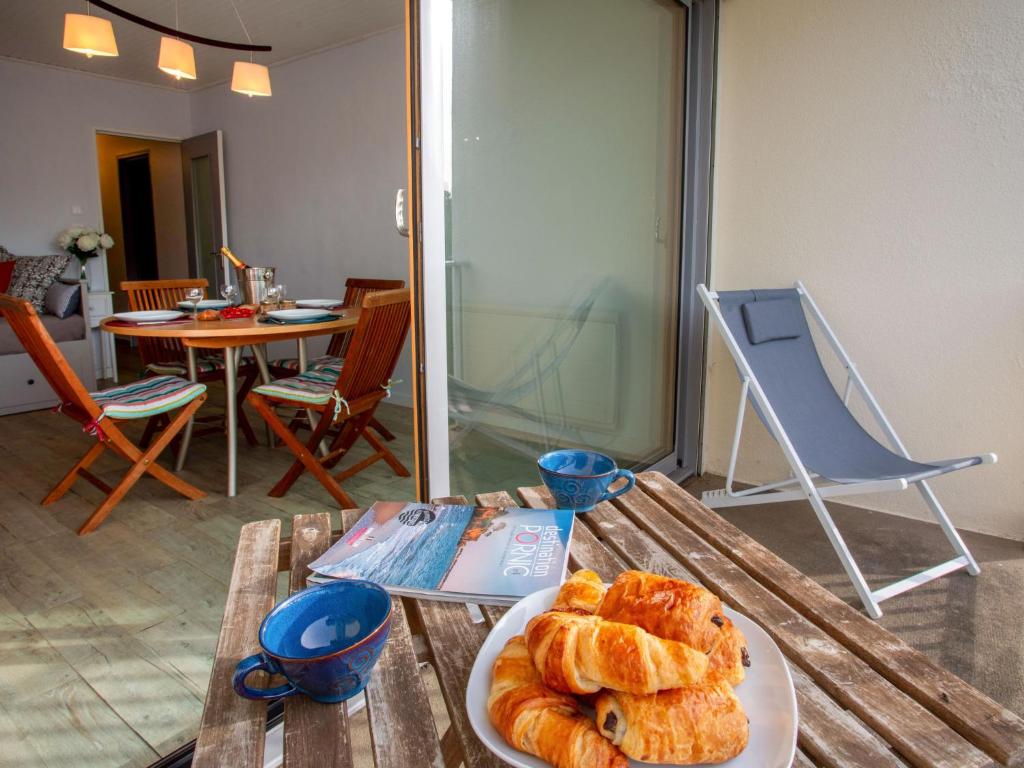 - une table avec un plateau de croissants dans l'établissement Apartment L'Ermitage-3 by Interhome, à Saint-Brévin-les-Pins