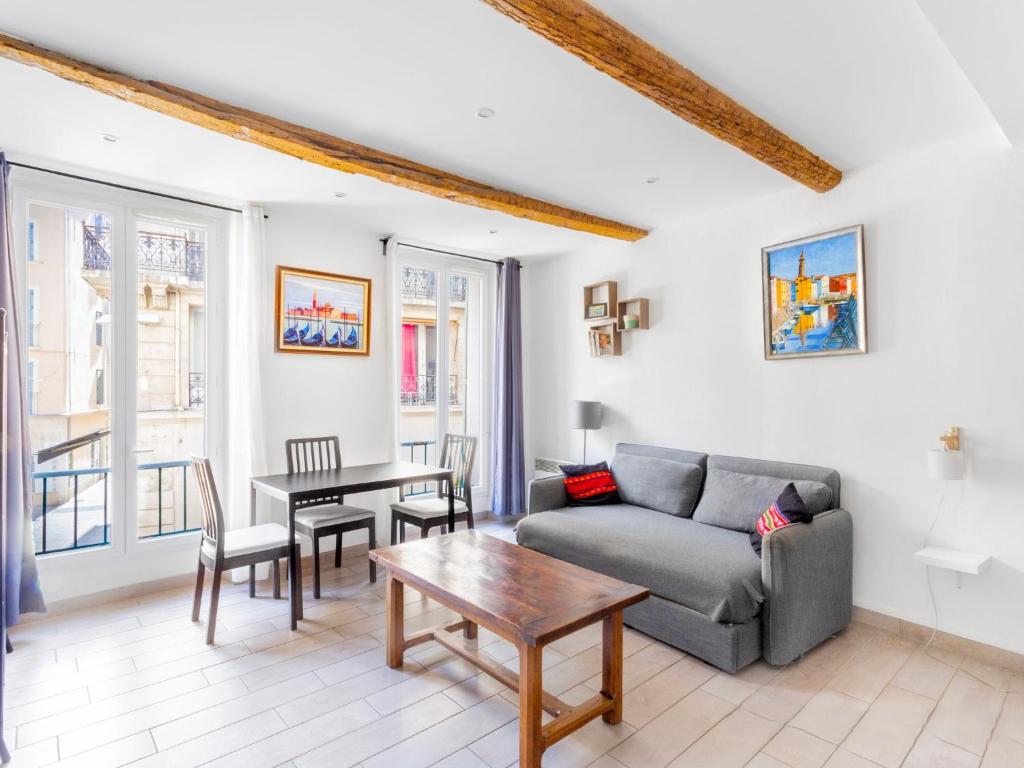 un salon avec un canapé et une table dans l'établissement Apartment T2 Lambert by Interhome, à Toulon