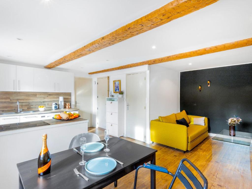 Il comprend une cuisine et un salon avec une table et un canapé jaune. dans l'établissement Apartment T2 Bazeilles by Interhome, à Toulon