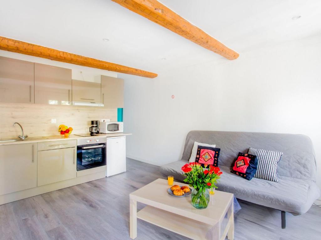 un salon avec un canapé et une table dans l'établissement Studio Studio Bazeilles by Interhome, à Toulon