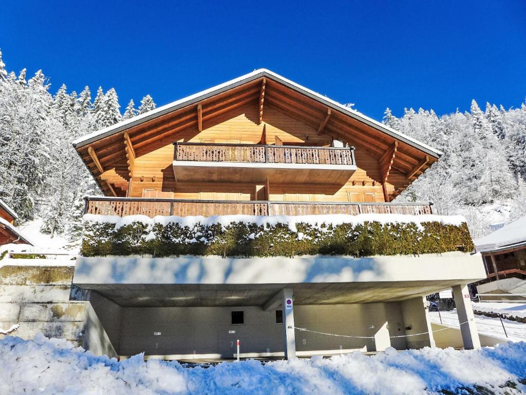 ein Haus im Schnee mit Balkon in der Unterkunft Apartment Le Schuss 1 by Interhome in Gryon