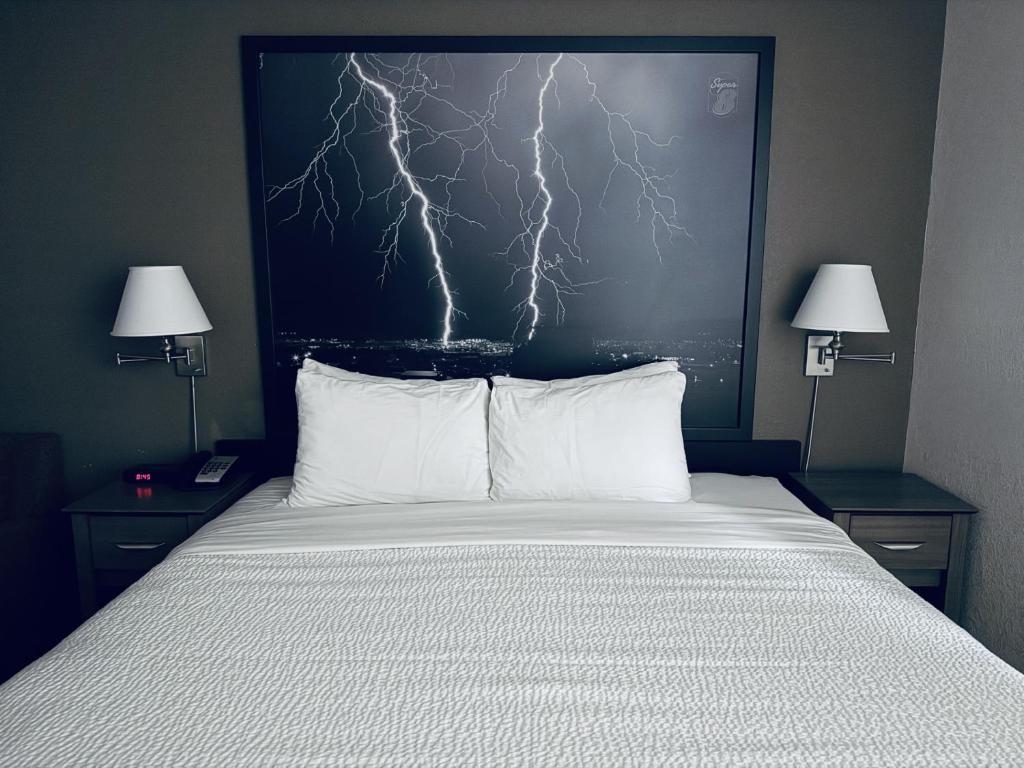Postel nebo postele na pokoji v ubytování Super 8 by Wyndham Dawson Creek