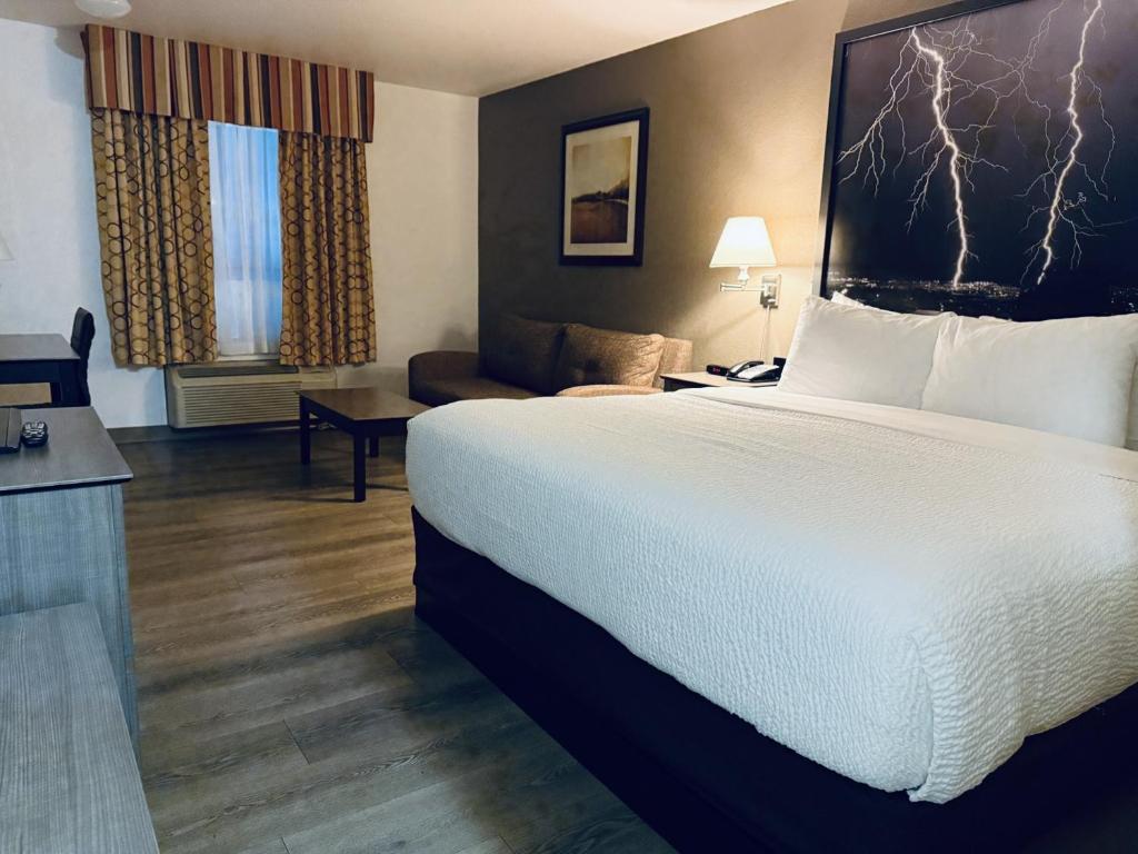 Postel nebo postele na pokoji v ubytování Super 8 by Wyndham Dawson Creek