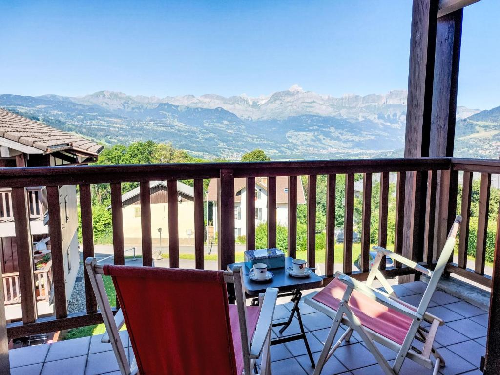 d'une table et de deux chaises sur un balcon avec vue sur les montagnes. dans l'établissement Apartment La coupe de Cristal by Interhome, à Saint-Gervais-les-Bains