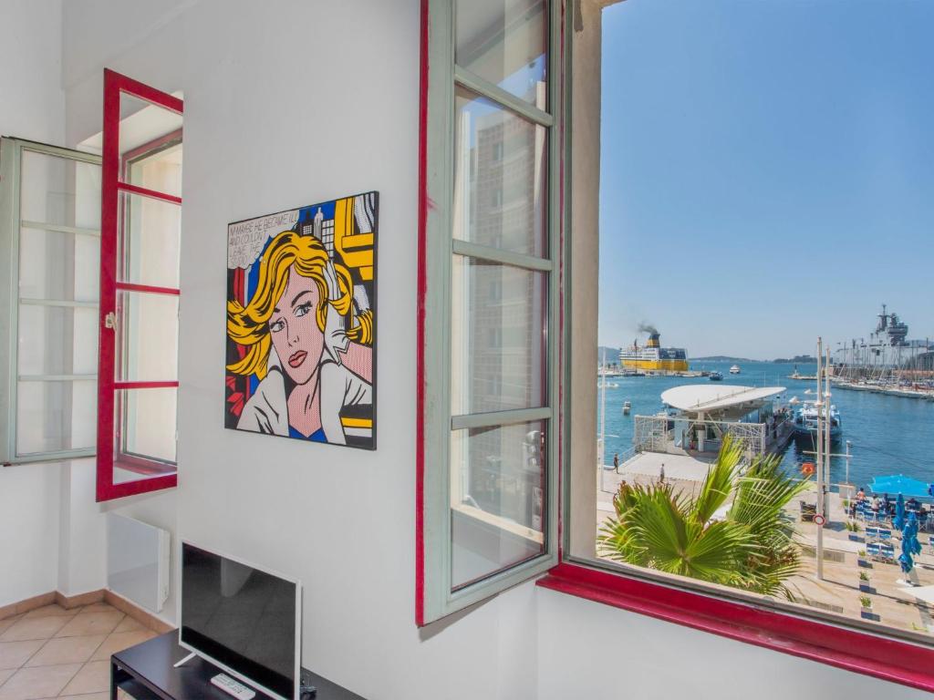 Cette chambre dispose de deux fenêtres offrant une vue sur le port. dans l'établissement Studio Studio Republique by Interhome, à Toulon