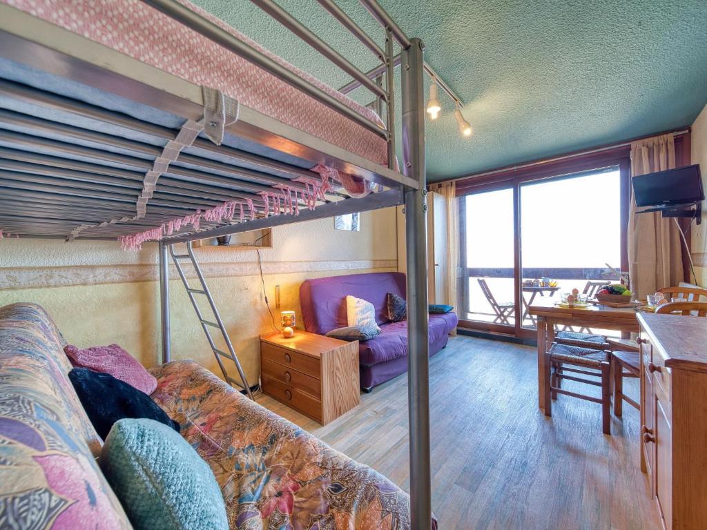 ein Wohnzimmer mit einem Etagenbett und einem Sofa in der Unterkunft Studio Soyouz Vanguard-103 by Interhome in Le Corbier