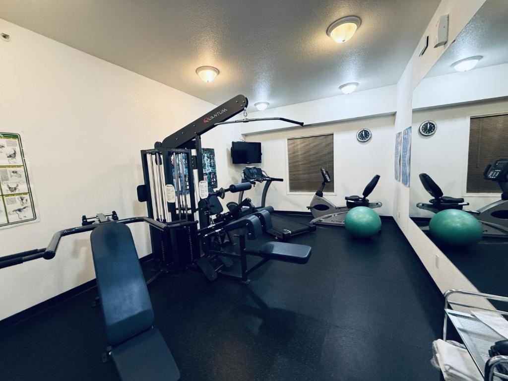 Fitness centrum a/nebo fitness zařízení v ubytování Super 8 by Wyndham Dawson Creek