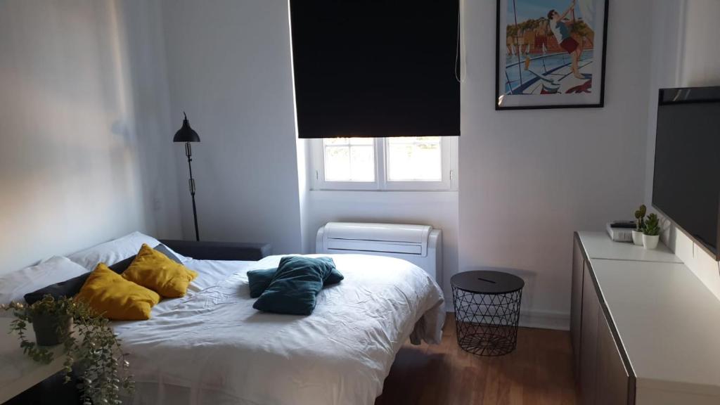 une chambre avec un lit avec deux oreillers dessus dans l'établissement Studio au cœur de Nice lumineux, à Nice