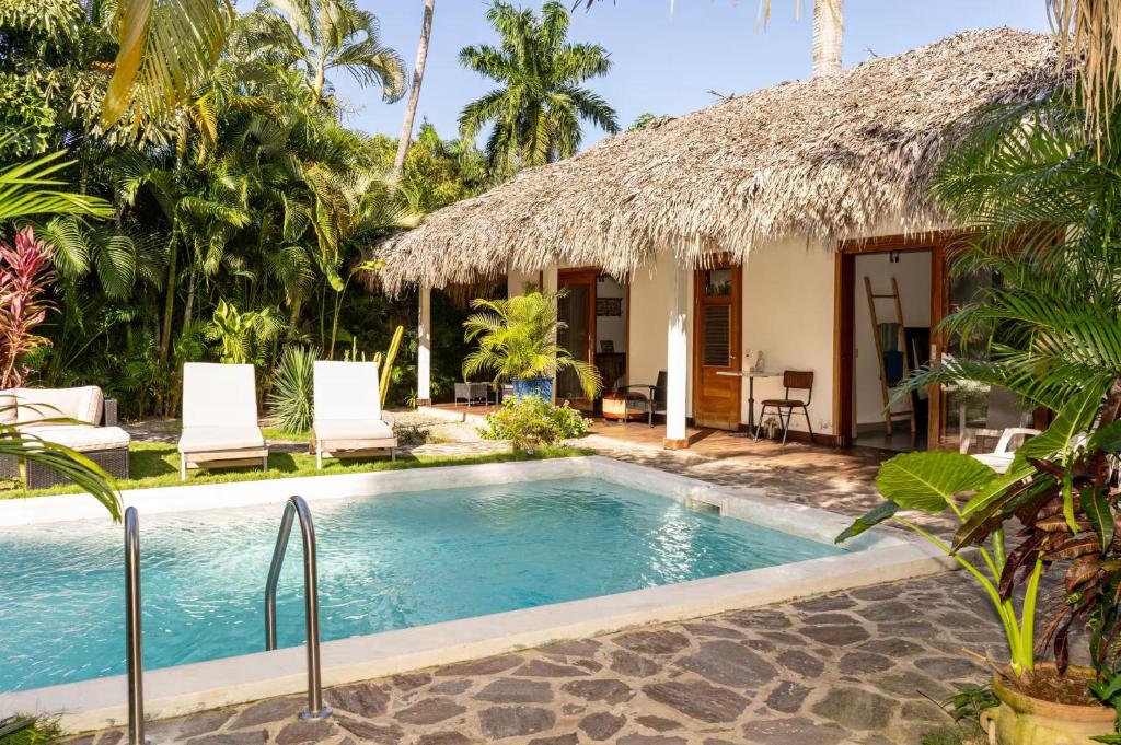 una villa con piscina e resort di Casa Zebra lovely villa near the beach a Las Terrenas