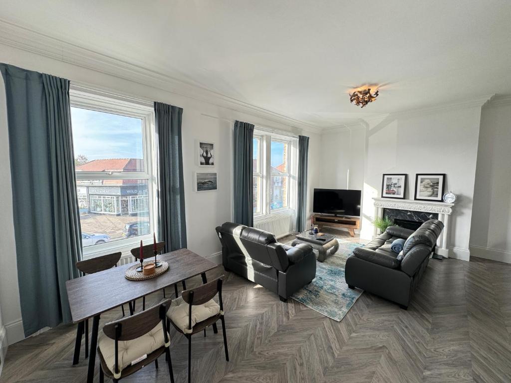 Μια τηλεόραση ή/και κέντρο ψυχαγωγίας στο Longsands Apartment, Tynemouth Luxury Coastal Retreat