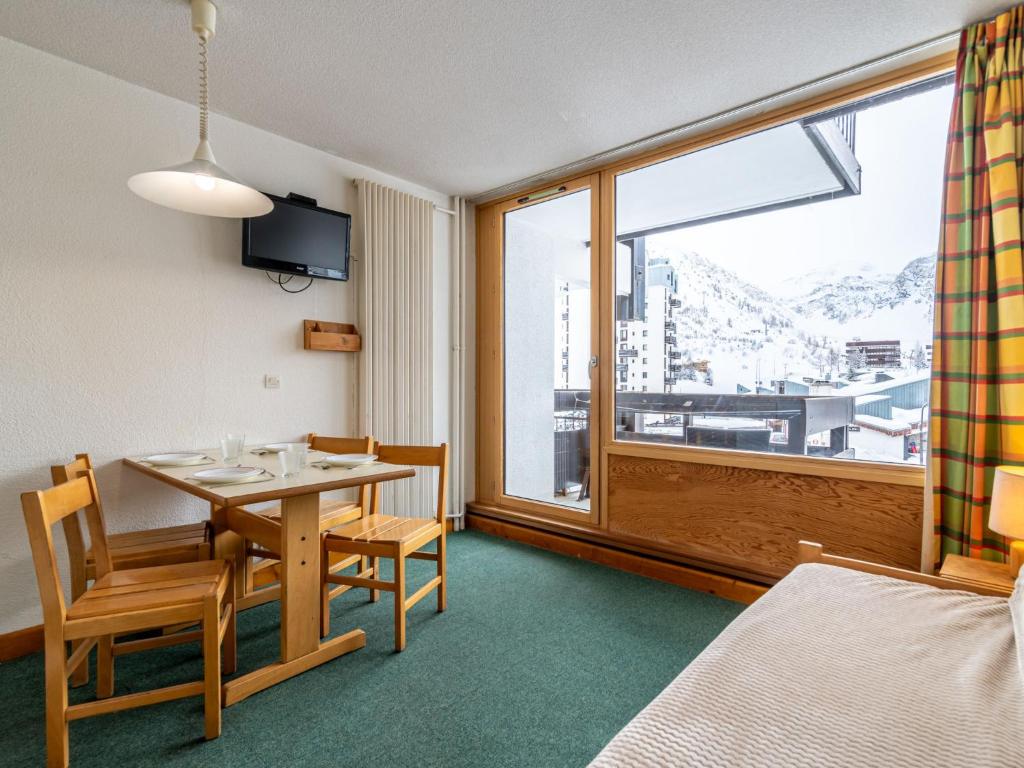 une pièce avec une table, des chaises et une fenêtre dans l'établissement Studio Home Club - Lavachet-13 by Interhome, à Tignes