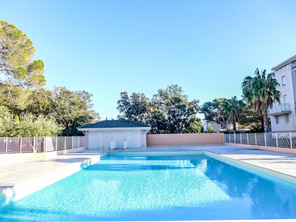 une piscine dans l'arrière-cour d'une maison dans l'établissement Apartment Les Calanques du Parc-4 by Interhome, à Saint-Aygulf