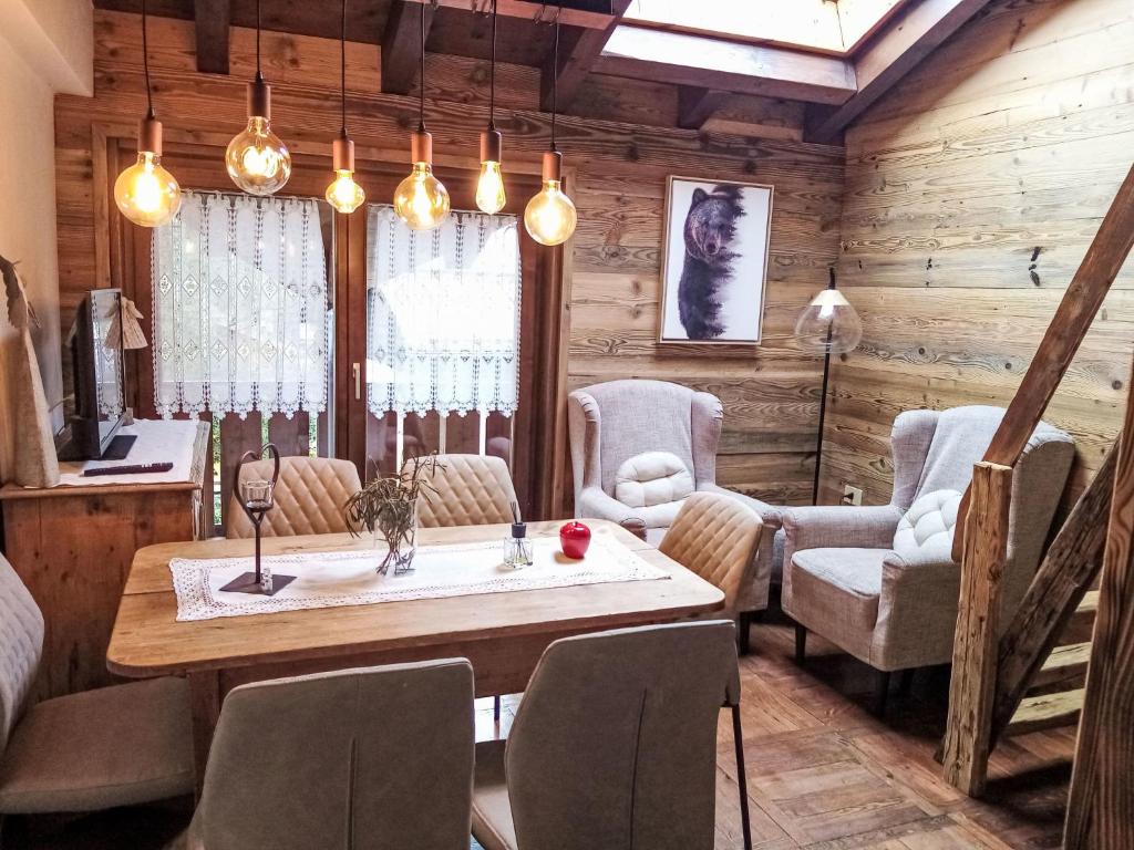 une salle à manger avec une table et des chaises dans l'établissement Apartment Balli by Interhome, à Pinzolo