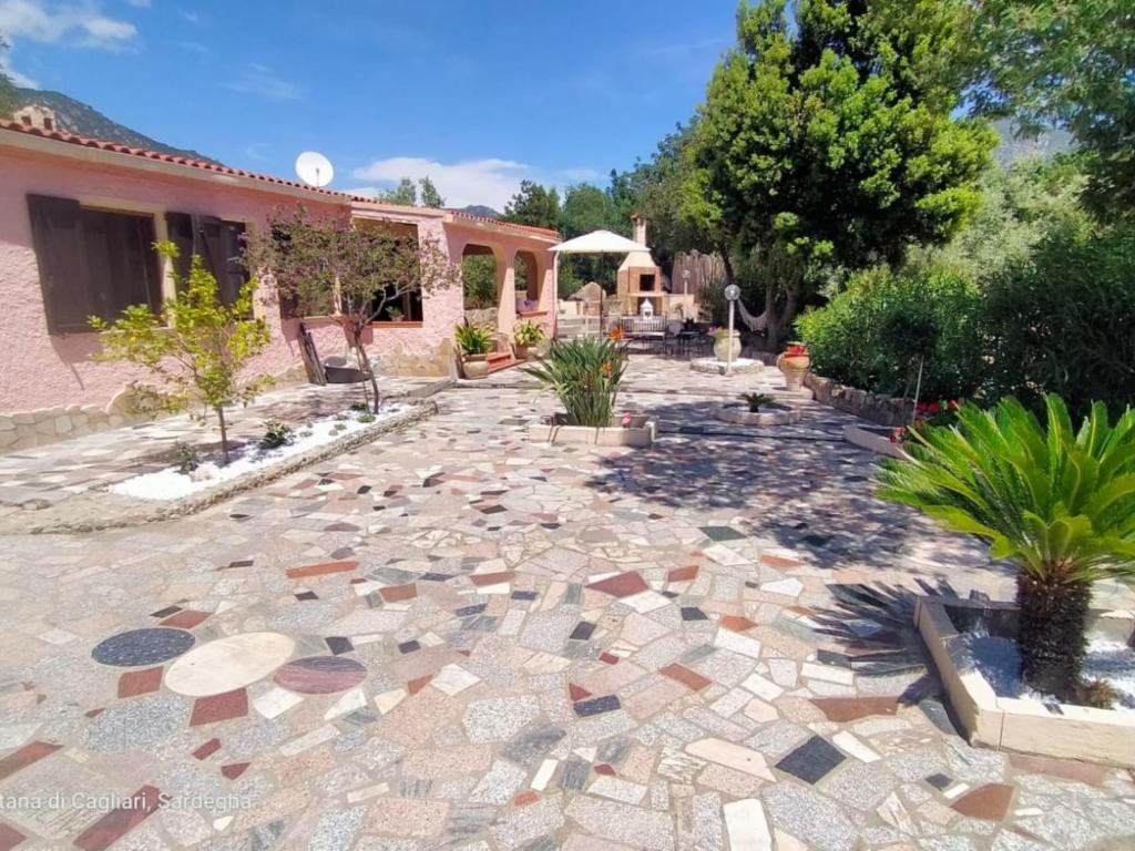 un patio en pierre devant une maison dans l'établissement Villa Doxina by Interhome, à Solanas