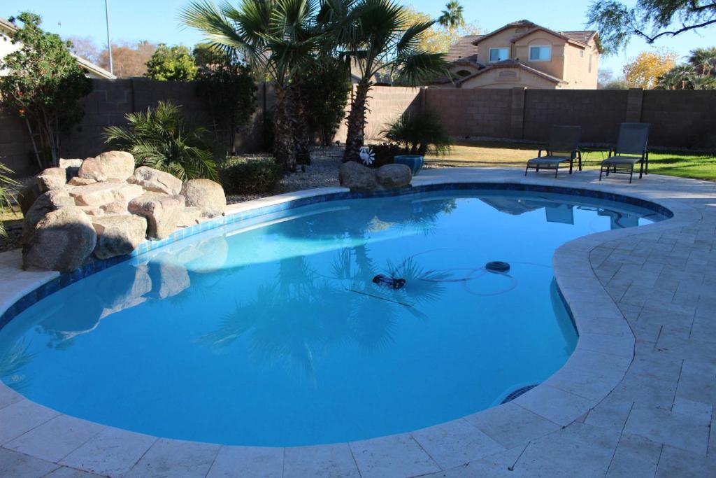 une piscine avec de l'eau bleue dans une cour dans l'établissement Serene Escape and Modern Comfort Pool Heater BBQ, à Sun Lakes