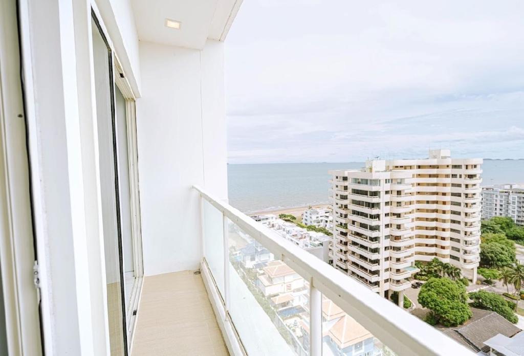an apartment balcony with a view of the ocean at 芭提雅日瓦达酒店式公寓 in Na Jomtien