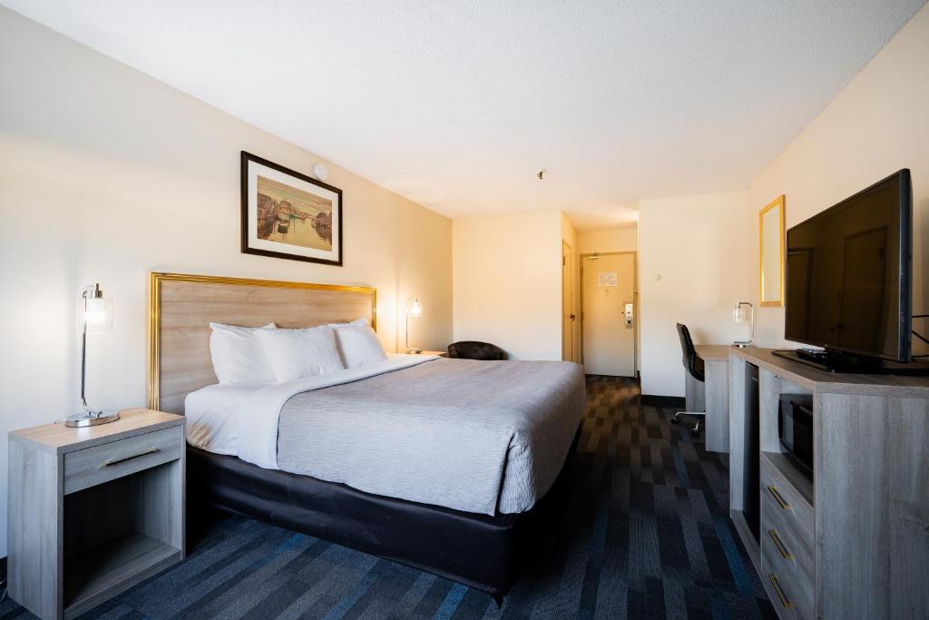 Postel nebo postele na pokoji v ubytování HFX Airport Hotel