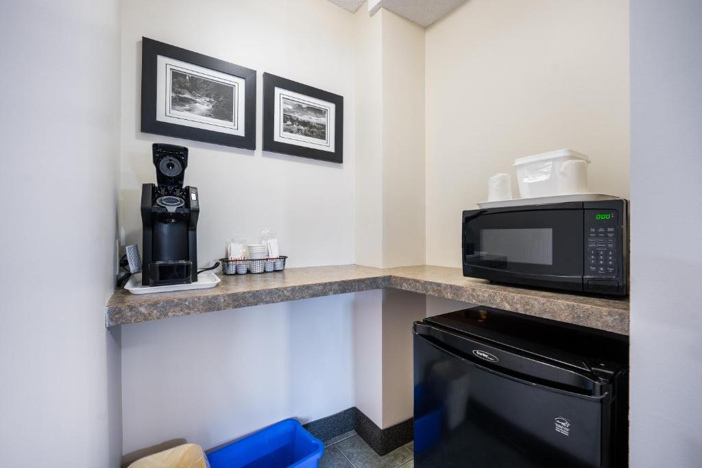 Kuchyň nebo kuchyňský kout v ubytování HFX Airport Hotel