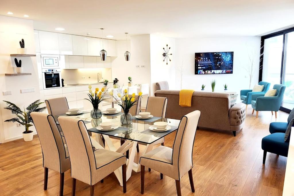 Khu vực ghế ngồi tại New Luxury Apt Ocean Front Heart of Olhao Plus Parking