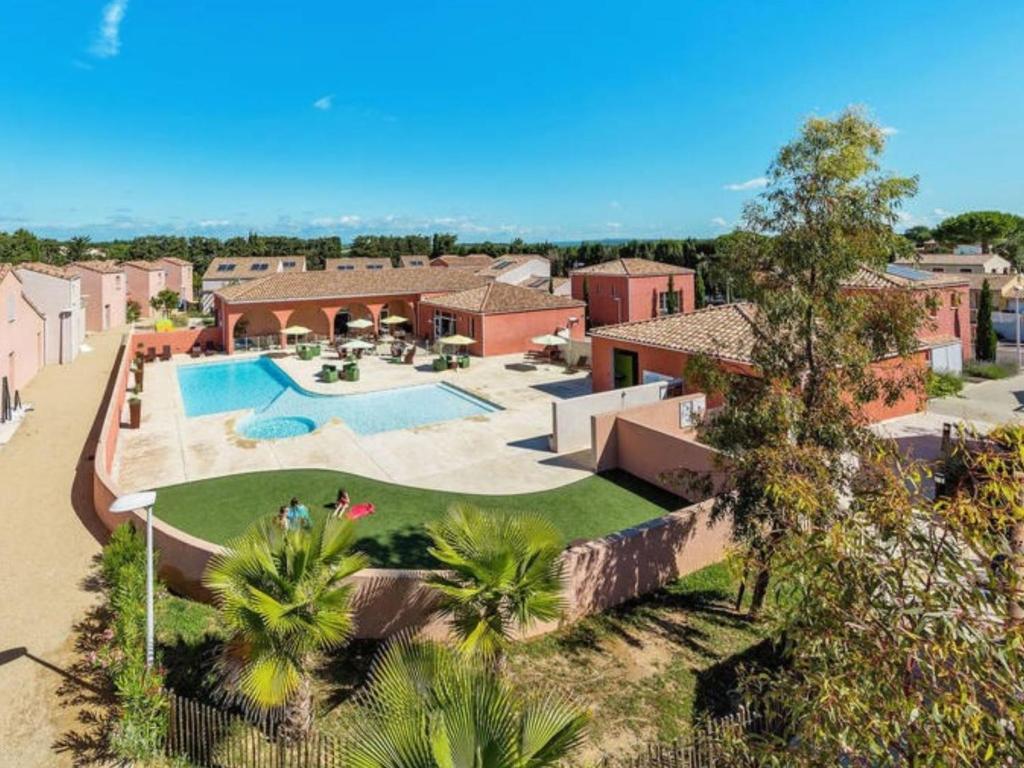 une vue aérienne d'une maison avec piscine dans l'établissement Holiday Home Le Domaine de Bacchus-5 by Interhome, à Saint-Christol