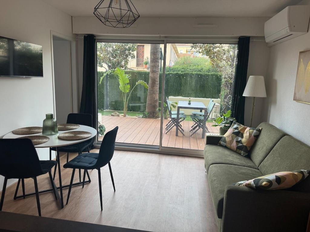un salon avec un canapé et une table dans l'établissement Appart l 'Amaryllis, à Sanary-sur-Mer