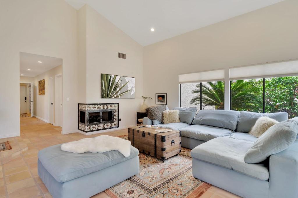 Fully Remodeled Modern Hacienda in La Quinta