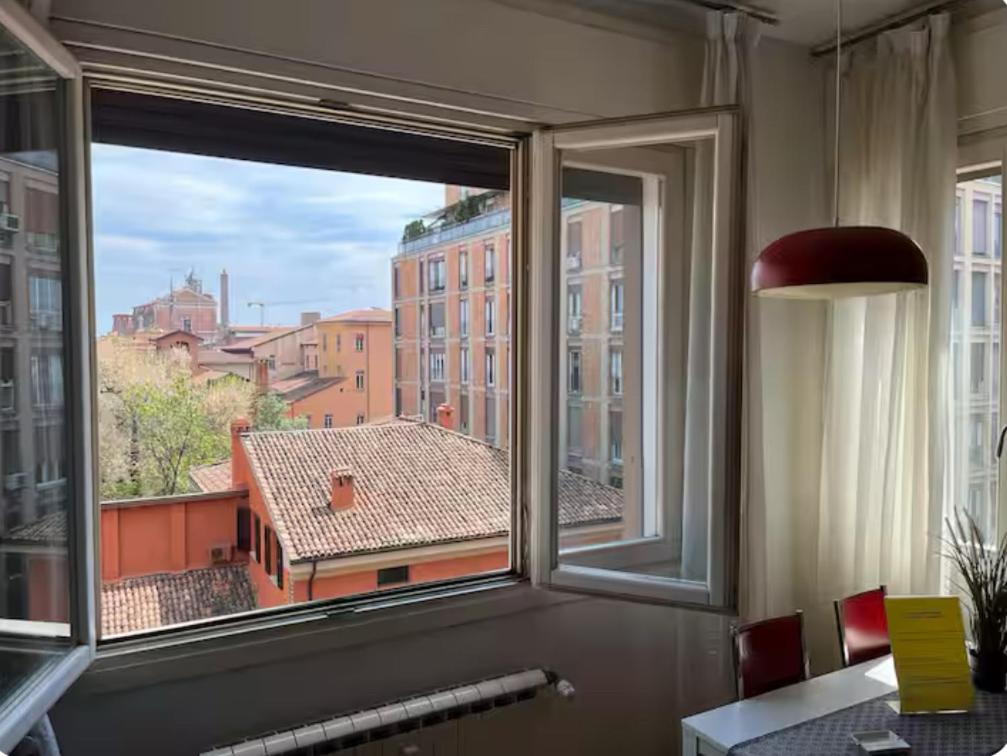 okno z widokiem na miasto w obiekcie Casa Bolognese - in the heart of the city! w Bolonii