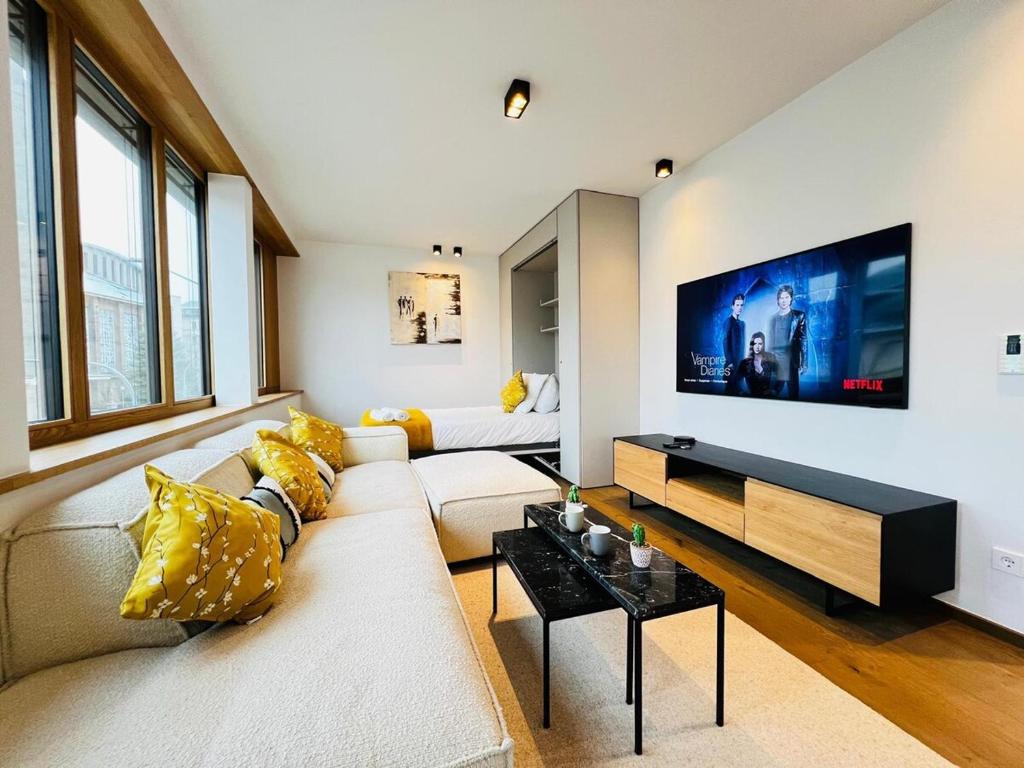 TV a/nebo společenská místnost v ubytování Beautiful one bedroom w balcony&parking-BEL135