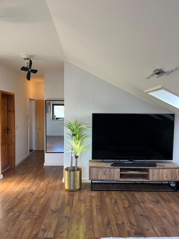 TV a/nebo společenská místnost v ubytování Moderne & stilvolle Wohnung klimatisiert - Messe & Flughafen München